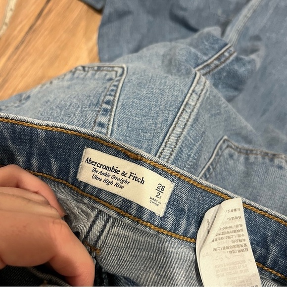 Abercrombie & Fitch Ultra High Rise Ankle Straight Jean - Picture 6 of 6